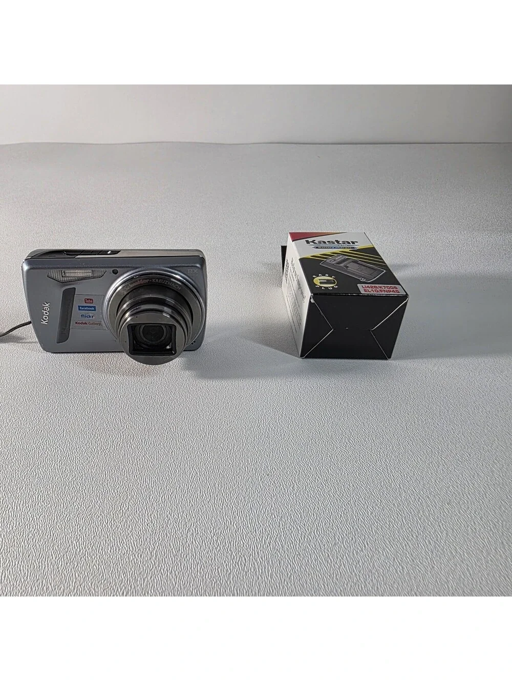 Kodak EasyShare M580 14.MP Digital Camera with Charger, Battery and Card.